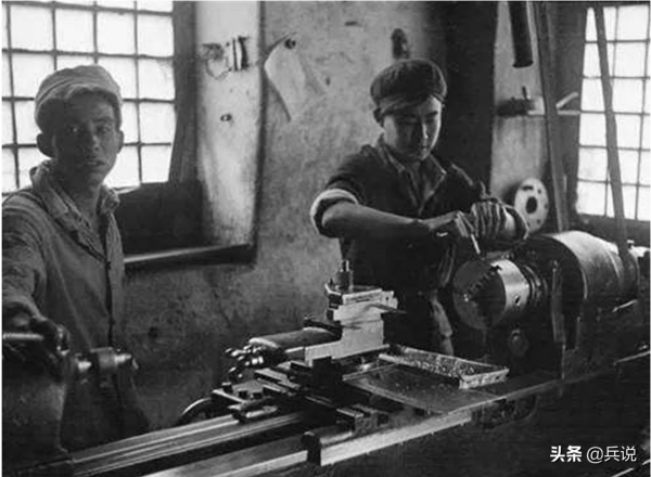 日軍向老鄉兜售化肥，八路軍專家大喜：這是給我們送炸藥啊