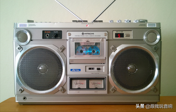 介紹一種日立 雙UV表4波段收音機 行動式錄音機 TRK-8180和TRK-8181