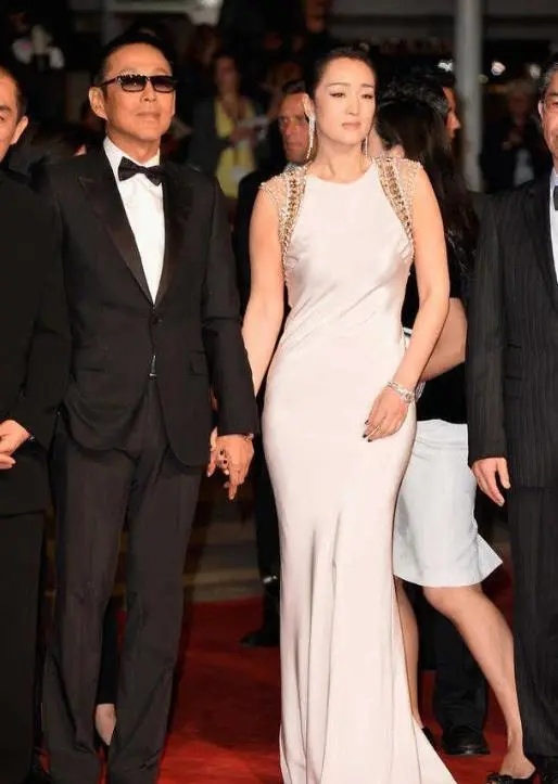 鞏俐真厲害！穿毛衣配牛仔褲氣場依舊強大，換別人就顯廉價了