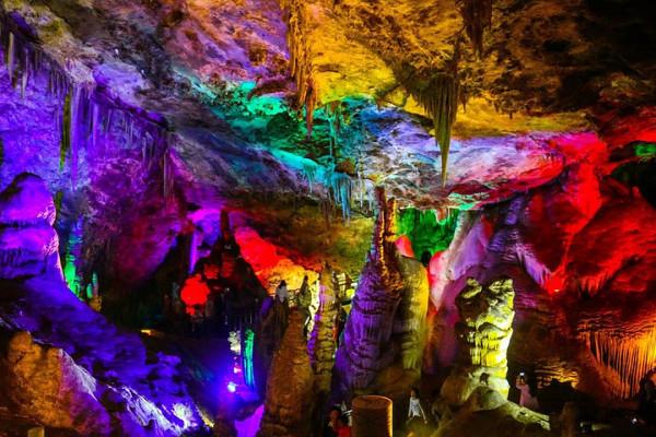 河南必去的溶洞景區，是座大型的石灰岩溶洞，是攀登愛好者的天堂