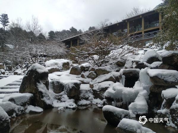 安徽白馬尖景區出現降雪 如水墨畫卷