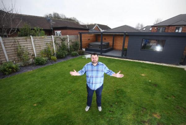 英國父親改造住宅 隱藏了個秘密酒吧 小成本改造花園 英國父親改造住宅 隱藏了個秘密酒吧 小成本改造花園