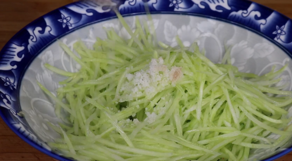 黃瓜別再涼拌了，80歲奶奶教我拿手絕活，做法獨特，全家都愛吃