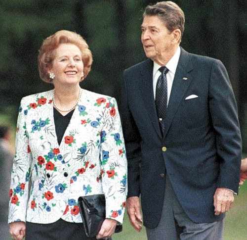 英女王罕見穿碎花白紗裙，在漂亮能幹的撒切爾夫人面前，她也怕輸