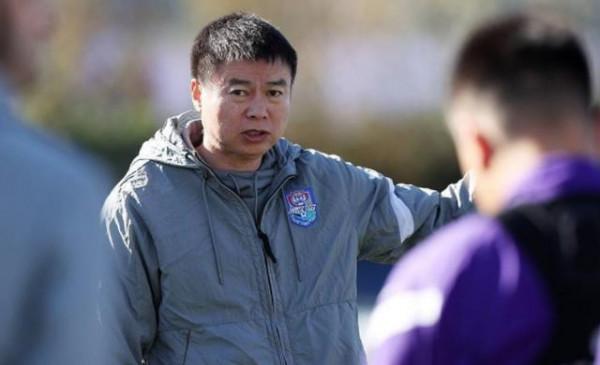 李霄鵬晚餐前召開隊內會,集訓期間未經允許禁止擅離酒店 李霄鵬晚餐前召開隊內會,集訓期間未經允許禁止擅離酒店