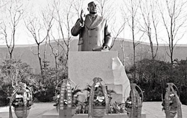 周總理訪朝時送給他們一斤大蘿蔔，周總理逝世後，金日成哭紅了眼