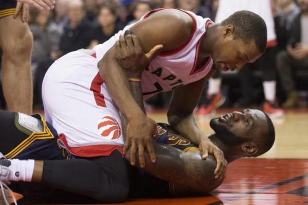 NBA奇葩的資料：韋德腮周長42釐米，詹姆斯季後賽場均攤手2.83次