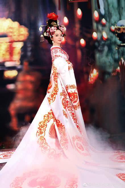 古人穿的衣服有的很長拖在地上，究竟是為什麼？不怕弄髒嗎？