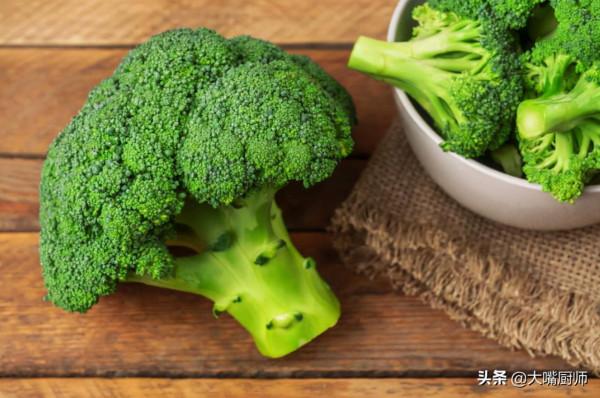 炒西藍花最忌焯水，老師傅教你一招，出鍋鮮嫩翠綠，營養還入味