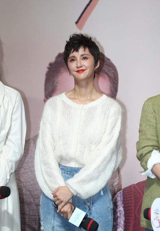 徐帆穿紅裙成焦點，22歲“女兒”初戀臉顏值高，梨形身材卻輸慘