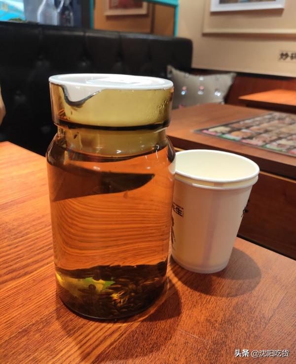 西塔小衚衕裡的炒碼面，面基本被鮑魚八爪魚大蝦蓋住了