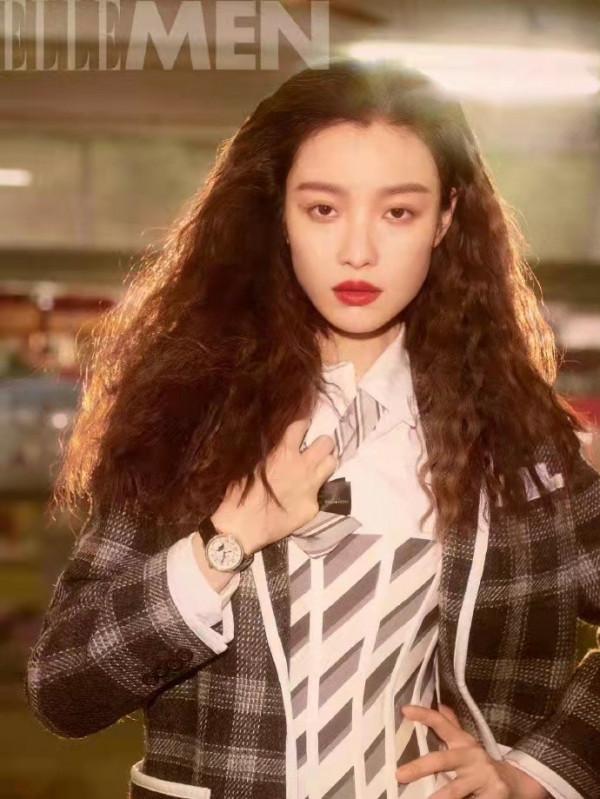 倪妮真是Gucci心尖寵！新大片穿格紋西裝燙羊毛卷玩復古，超美豔