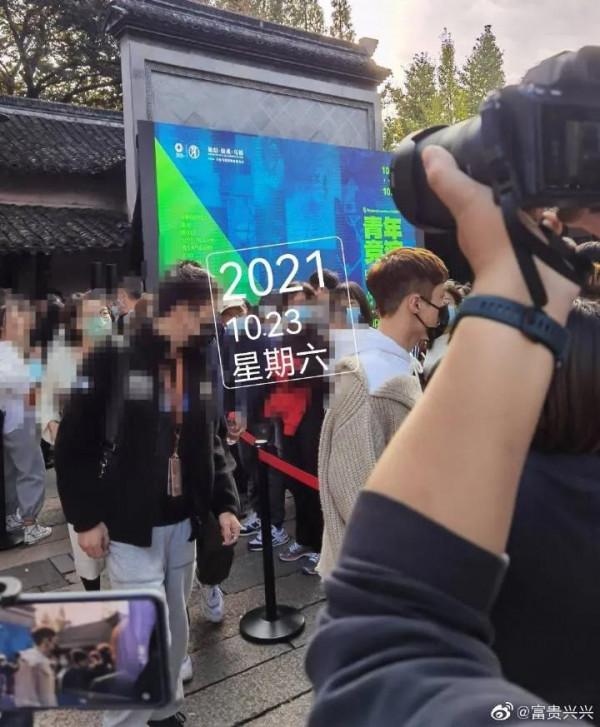 張藝興亮相烏鎮戲劇節，手拿風車跟在師父黃磊和何炅身後盡顯乖巧