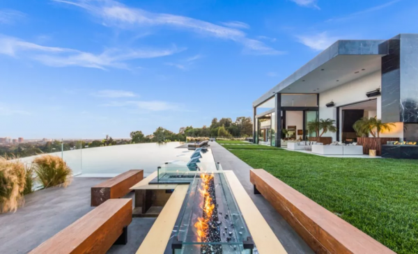 售價5.5 億的別墅，耗時7年重建，升降 DJ 臺把豪宅氛圍拉滿