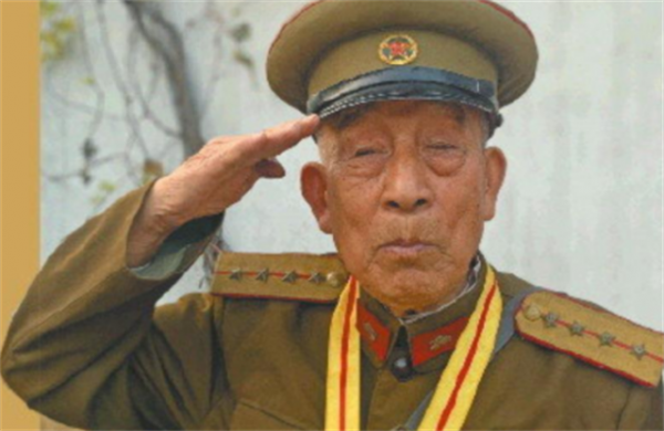 山東96歲老漢持有雙槍，工作人員前去收繳，老漢：這是粟裕送的