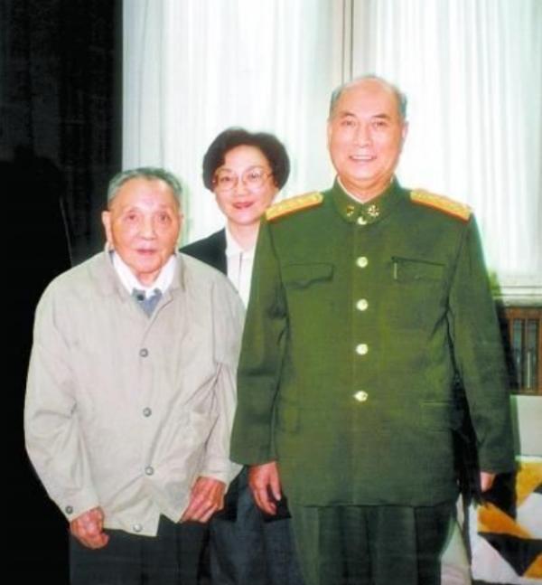 98年張萬年訪美,美陸軍司令沙利一把抱住他大喊:我終於抓到你了 98年張萬年訪美,美陸軍司令沙利一把抱住他大喊:我終於抓到你了