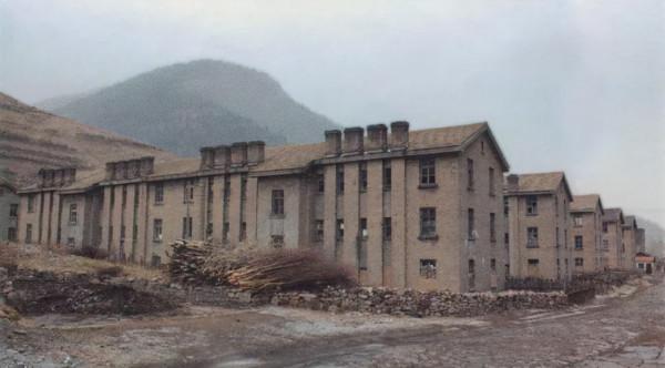 凌源一處軍工廠，規模龐大職工近2萬，曾主要生產火藥，如今荒涼