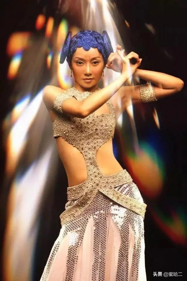 有種整容叫薩頂頂卸妝，&OpenCurlyDoubleQuote;神婆&rdquo;秒變女神，網友：早這樣早紅了