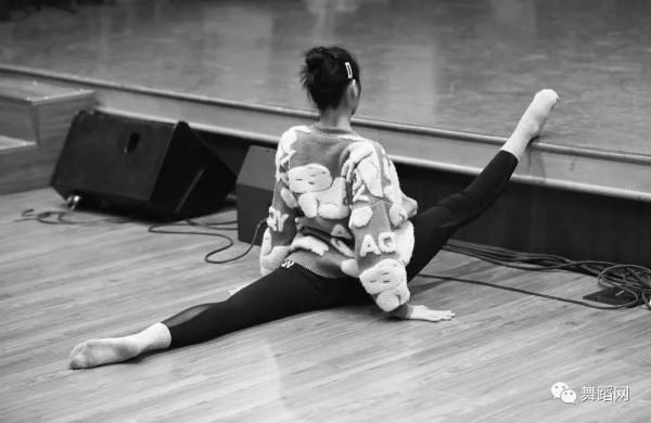 中國歌劇舞劇院首席，美人莞爾。彩排幕後，一張張青春美麗的臉