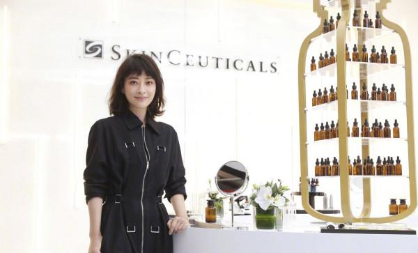 梅婷脫離微胖圈後真會穿,無袖皮裙領口“開條縫”,高階感無敵了 梅婷脫離微胖圈後真會穿,無袖皮裙領口“開條縫”,高階感無敵了