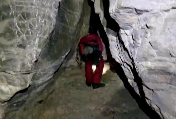 2017年科考隊冒死進入三峽絕壁千年謎窟，隊長：不要踩到別人骸骨