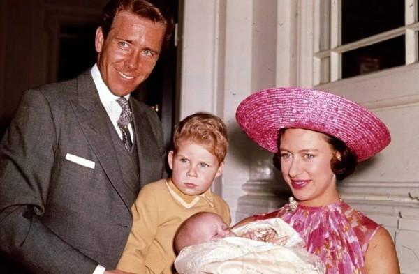 瑪格麗特從小比女王姐姐漂亮，40歲後面相刻薄俗氣，她經歷了什麼