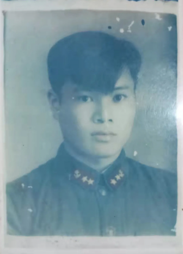 好樣的!他們像父輩那樣扛起了鋼槍 好樣的!他們像父輩那樣扛起了鋼槍