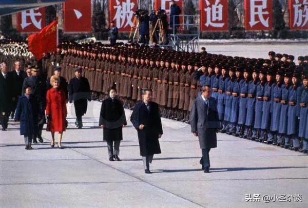 70年代解放軍：戰鬥力極強，官兵統一身著“三點紅”的六五式軍服