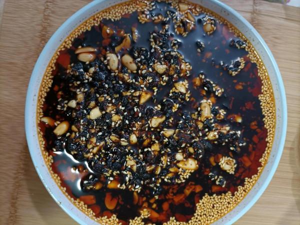 自制老乾媽豆豉醬，比買的好吃，配上它西西一口氣能吃兩個饅頭