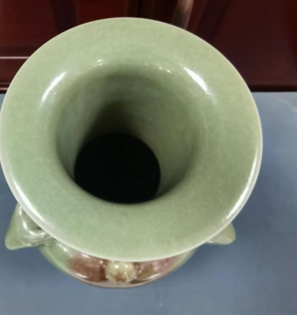 釉裡紅三羊開泰賞瓶，