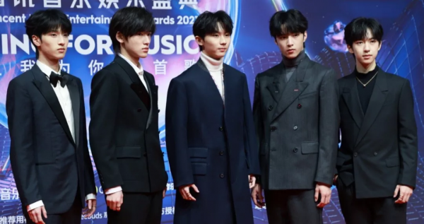 又見紅毯魔鬼打光！明星一臉坑窪，粉底又厚又白好像戴了面具