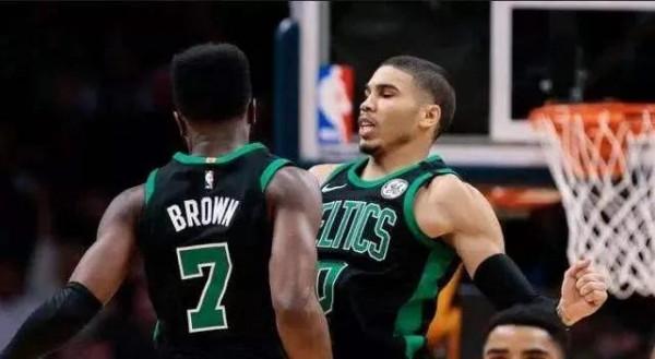 聖誕大戰紅黑榜，威少打鐵衝上熱搜，庫裡33分助勇士重返聯盟第一