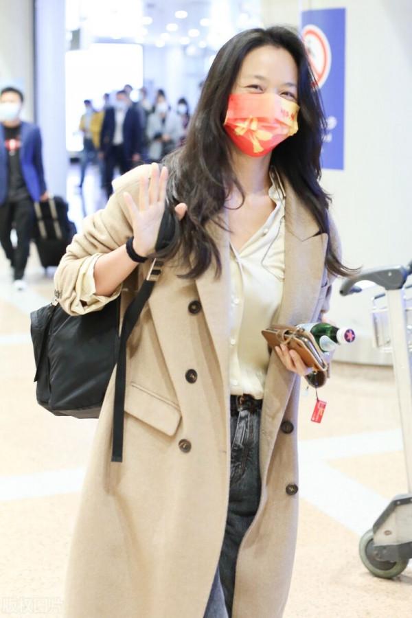 湯唯穿駝色呢子大衣搭配卷邊牛仔褲,腳踩黑色短靴簡約大氣 湯唯穿駝色呢子大衣搭配卷邊牛仔褲,腳踩黑色短靴簡約大氣