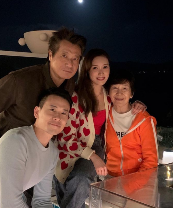 石修奢華豪宅慶71歲生日，全家福曝光，妻子氣質好兒子兒媳顏值高