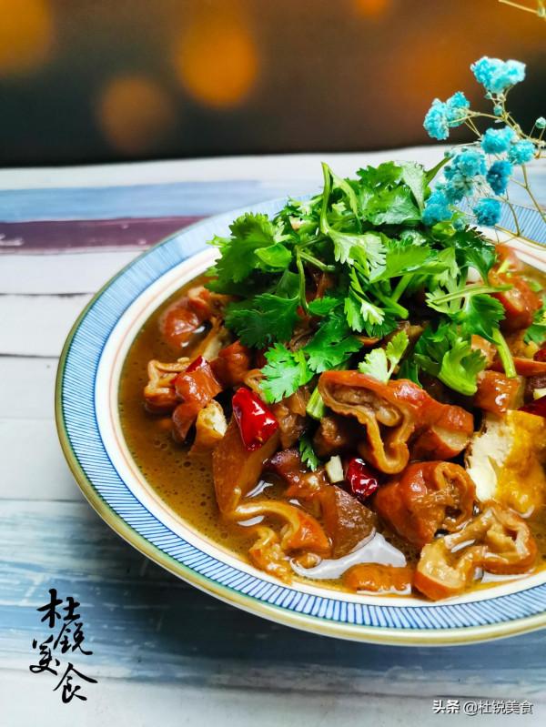 花200做了一鍋老北京滷煮火燒，1人1大碗，湯香肉爛貴點也值了