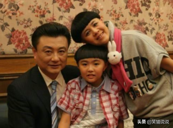 金龜子22歲女兒近態曝光，大眼長髮似張含韻，母女同框互動好有愛