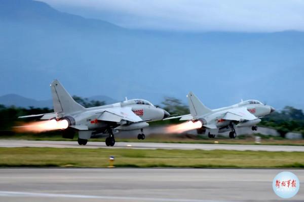 南部戰區海軍航空兵某旅跨晝夜飛行訓練