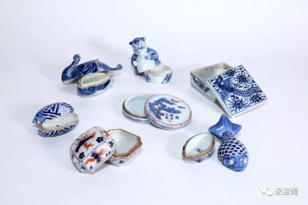 二十世紀釉裡紅刻劃蓮紋圓蓋盒