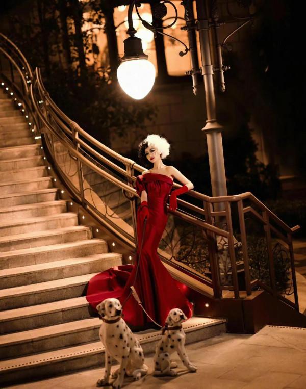 天啊！這是毛曉彤？紅裙優雅復古，妝容跟本人差別好大