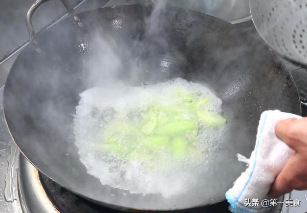 廚師長分享燒絲瓜的家常做法，學會這幾個技巧，絲瓜翠綠不發黑