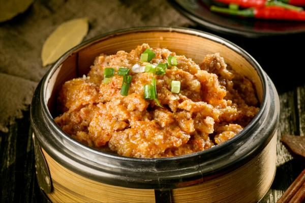 做粉蒸肉，不要直接蒸，老師傅分享2個竅門，酥爛入味不夾生