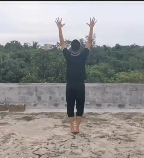 這個動作，很多人都堅持不了5秒鐘，卻是非常好的養生小動作