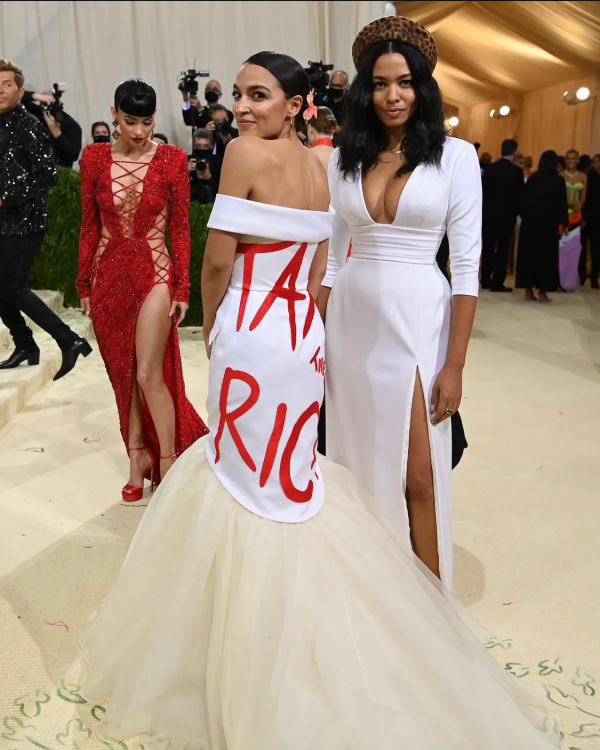 美國最美女議員：開著美妝影片邊聊國會八卦，她的潛力有多大