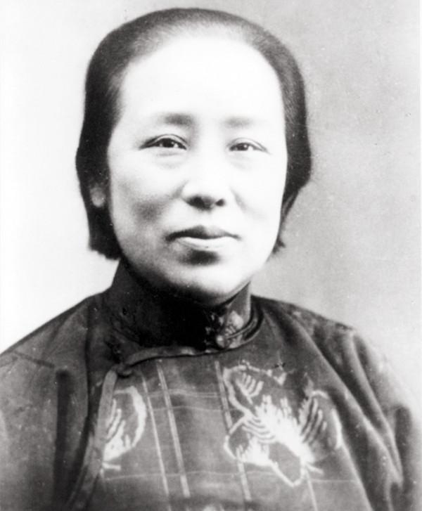 何香凝追悼會，朱德主持、宋慶齡致悼詞，臨終遺願：不火化遺體