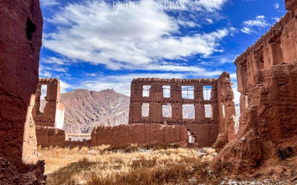 西藏也有千年古鎮，一邊是古老廢墟，一邊是繁榮新城，值得一遊