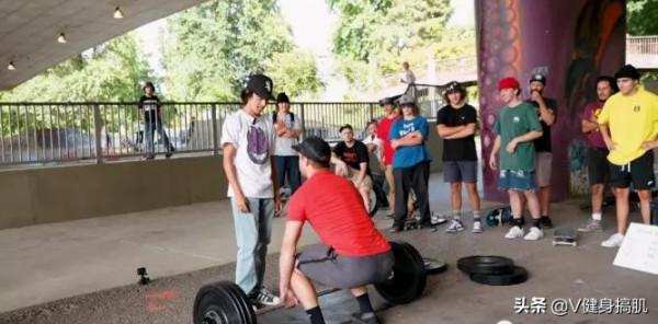 美國人健身水平有多高？人均硬拉100公斤...