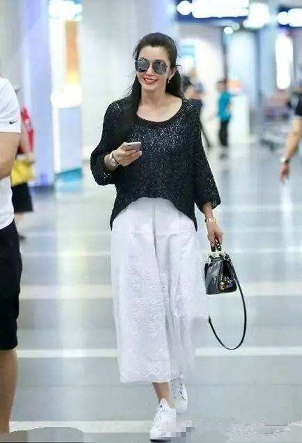 李冰冰現身機場,46歲還宛如20歲美少女,也太能扛住歲月的考驗了 李冰冰現身機場,46歲還宛如20歲美少女,也太能扛住歲月的考驗了