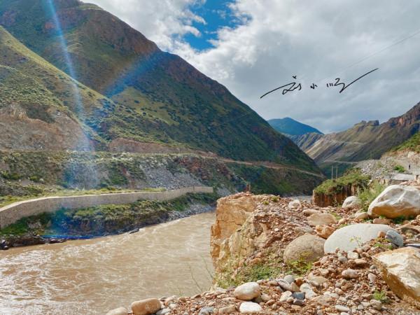 西藏洛隆的重要橋樑,就在國道349旁邊,曾是跨越怒江的唯一通道 西藏洛隆的重要橋樑,就在國道349旁邊,曾是跨越怒江的唯一通道