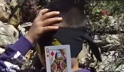 小孩擁有神奇天眼，矇眼看牌識字不在話下，這究竟是怎麼回事？