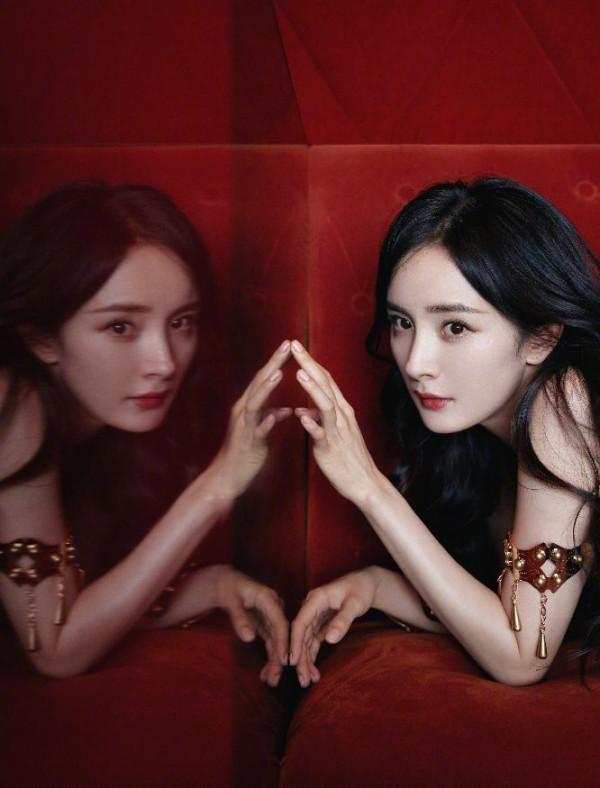 楊冪穿高開叉拼接禮服秀美腿，優雅不失時髦，心臟又被狙擊到了